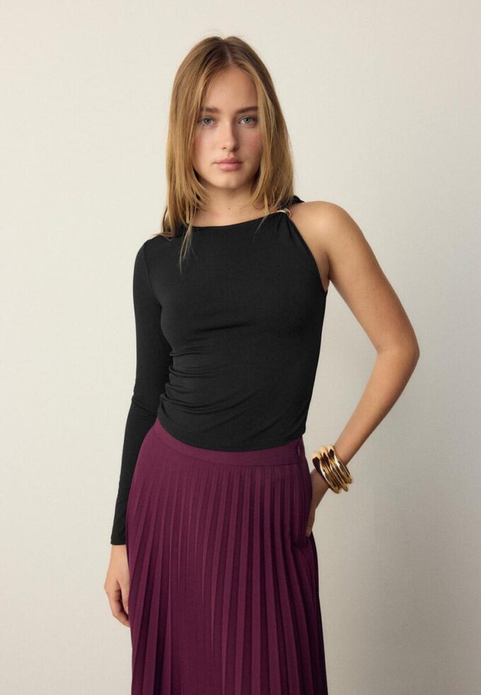 Asymmetric T-Shirt with Metal Buckle Asymmetric T-Shirt with Metal Buckle