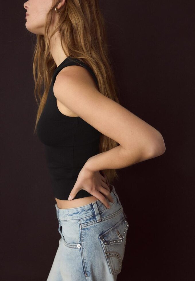 B04 Basic Fitted Sleeveless Top