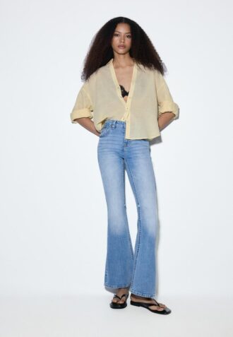 D04 Low Rise Flared Jeans