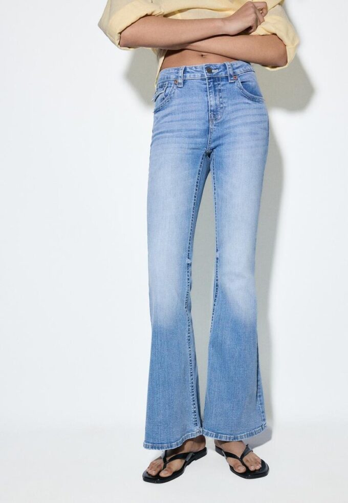 D04 Low Rise Flared Jeans D04 Low Rise Flared Jeans