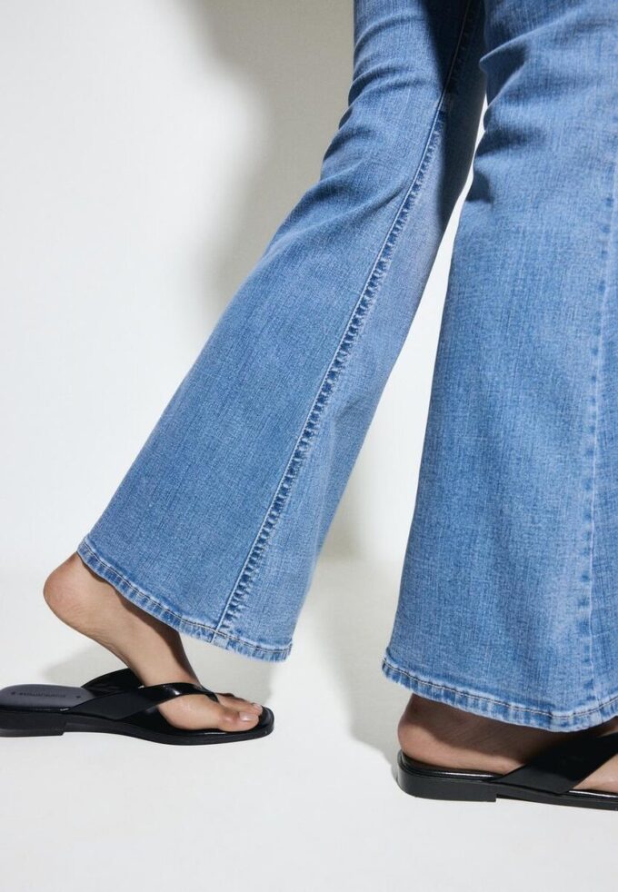 D04 Low Rise Flared Jeans D04 Low Rise Flared Jeans