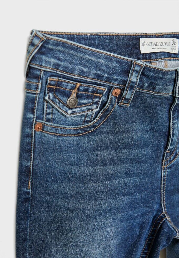 D04 Low Rise Flared Jeans D04 Low Rise Flared Jeans