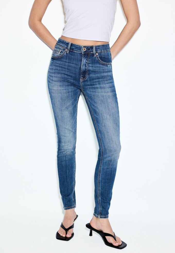 D07 High-Waist Jeans D07 High-Waist Jeans