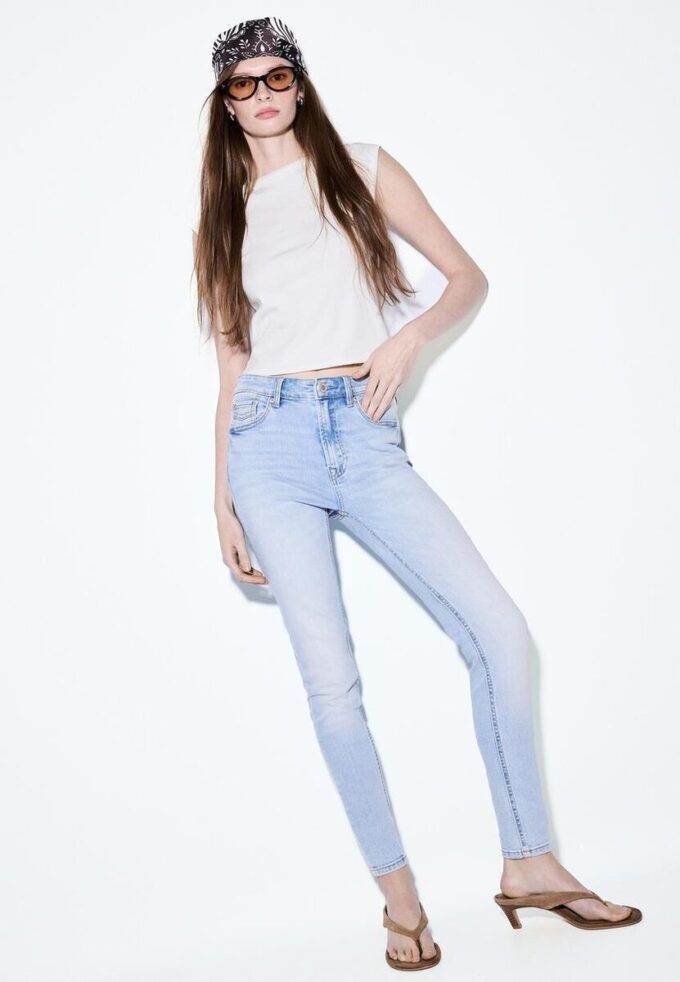 D07 Regular Waist Skinny Jeans