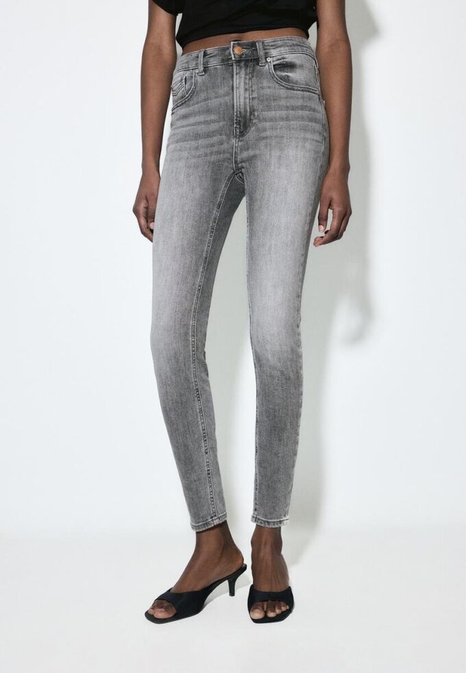 D07 Regular Waist Skinny Jeans