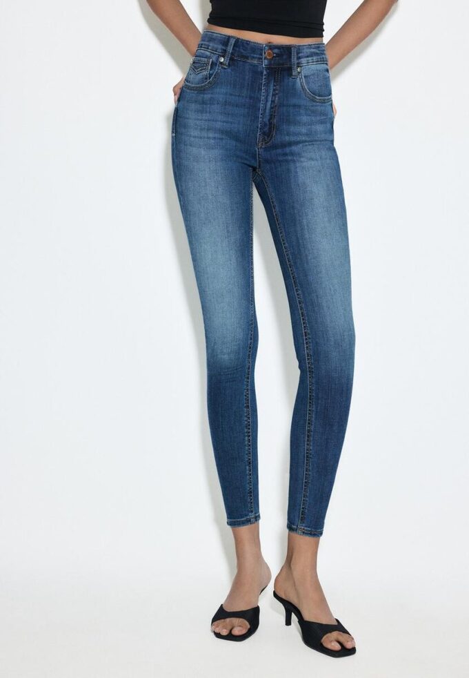 D07 Regular Waist Skinny Jeans