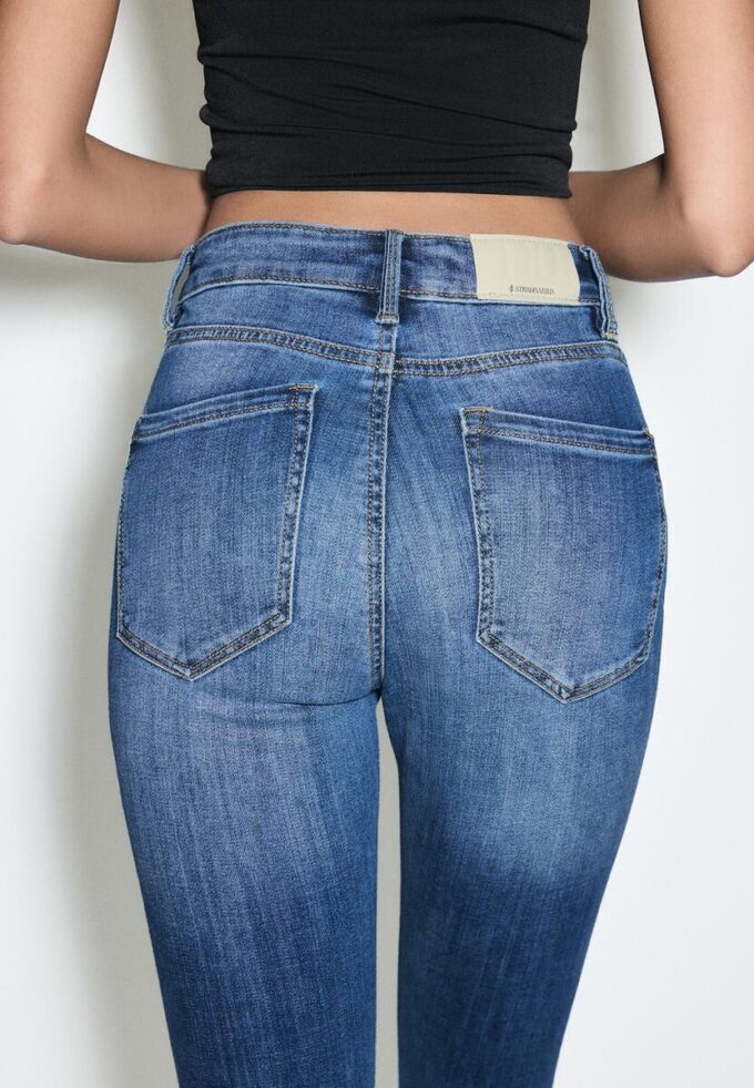 D07 Regular Waist Skinny Jeans