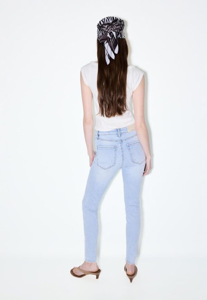 D07 Regular Waist Skinny Jeans