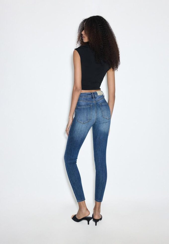 D07 Regular Waist Skinny Jeans