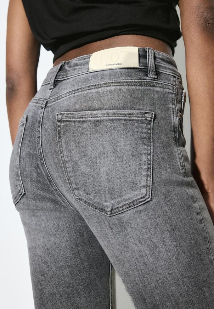 D07 Regular Waist Skinny Jeans