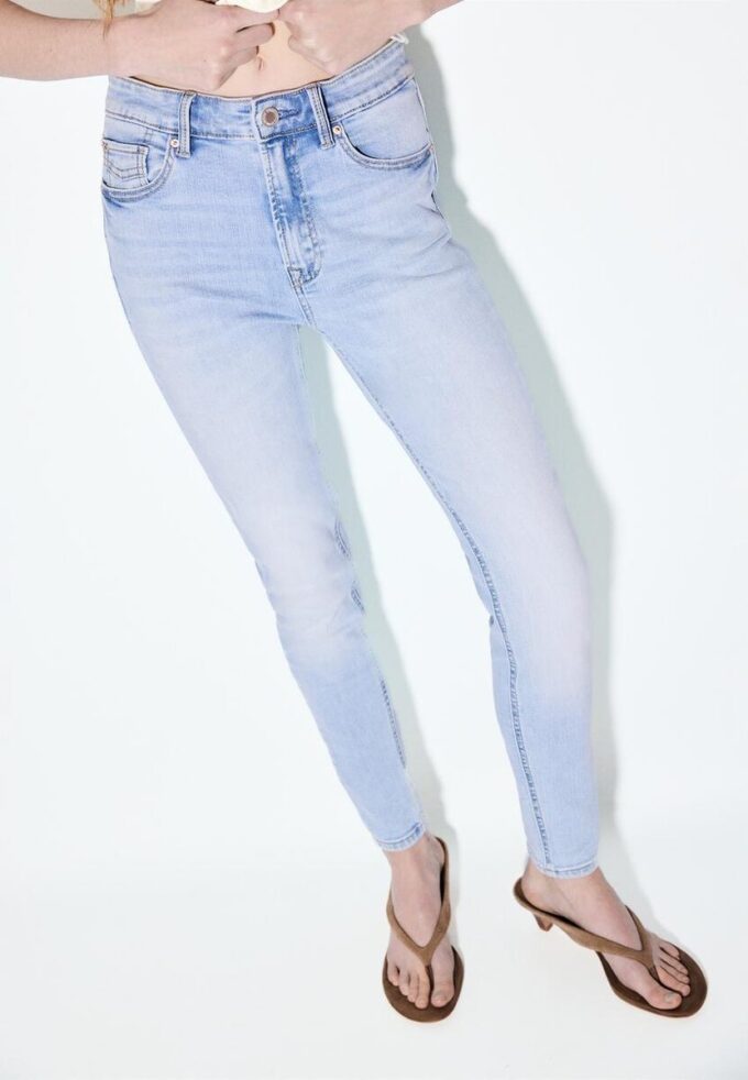 D07 Regular Waist Skinny Jeans