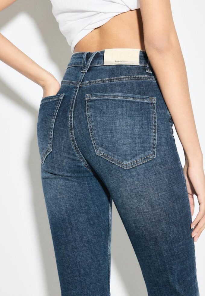 D09 Super High-Waist Skinny Jeans