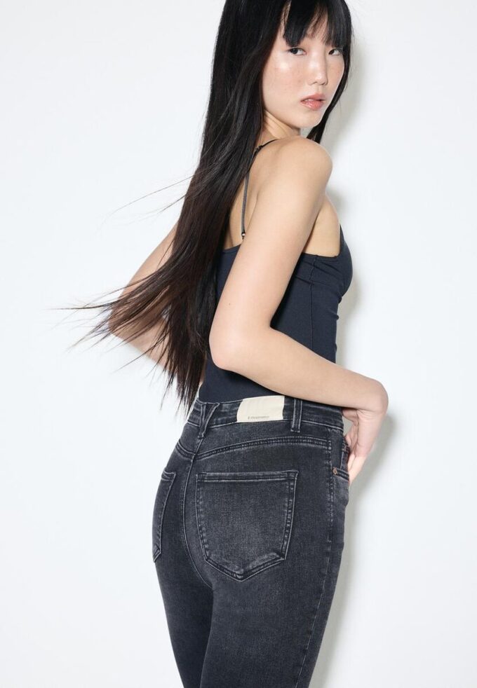 D09 Super High-Waist Skinny Jeans D09 Super High-Waist Skinny Jeans