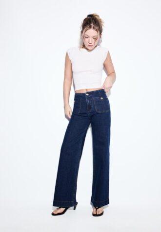 D77 Minimalist Jeans with Pockets