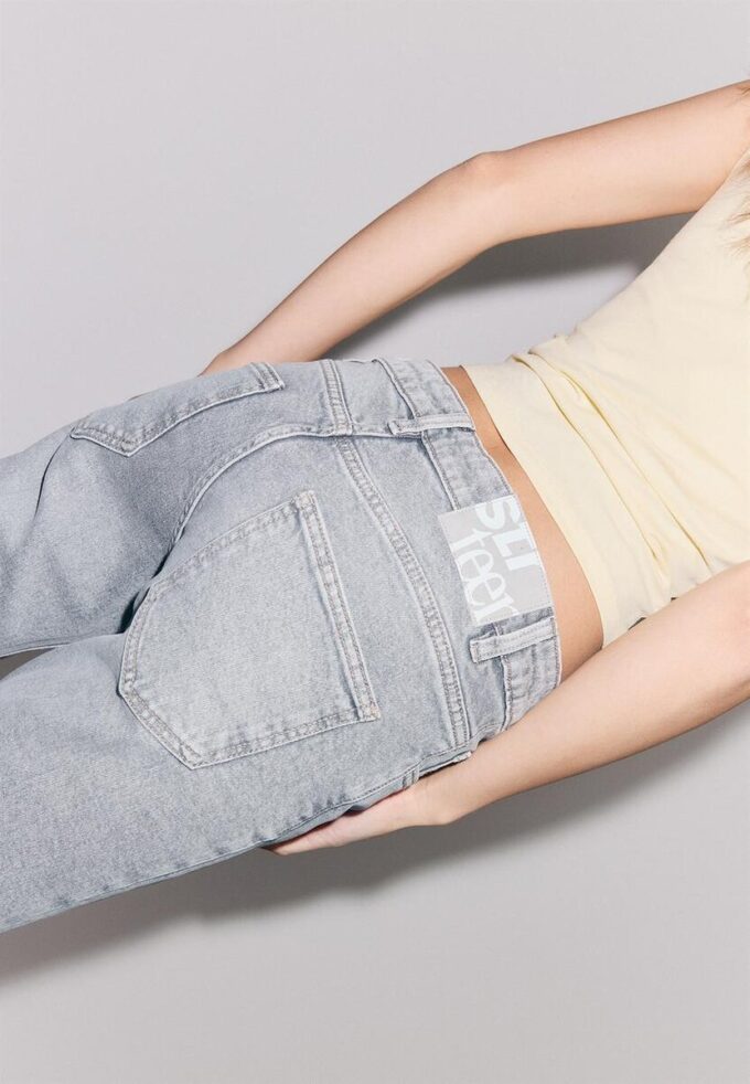 Low Waist Boot-Cut Jeans Low Waist Boot-Cut Jeans