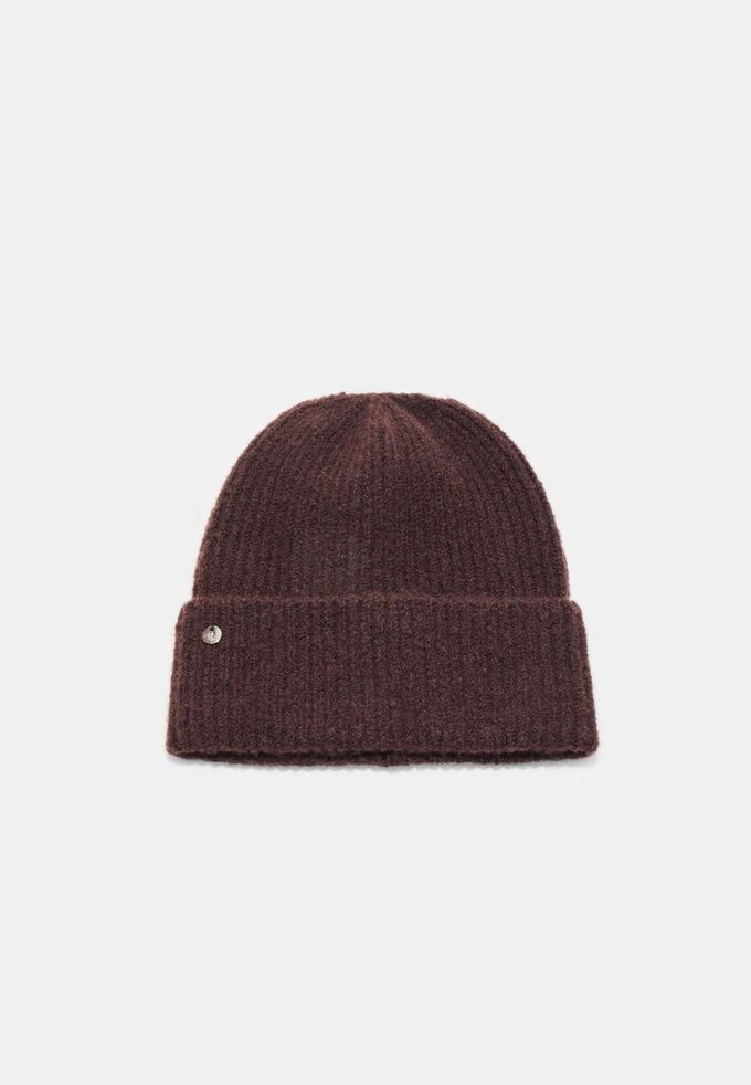 Ribbed Beanie with Plaque