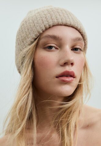 Ribbed Beanie with Plaque