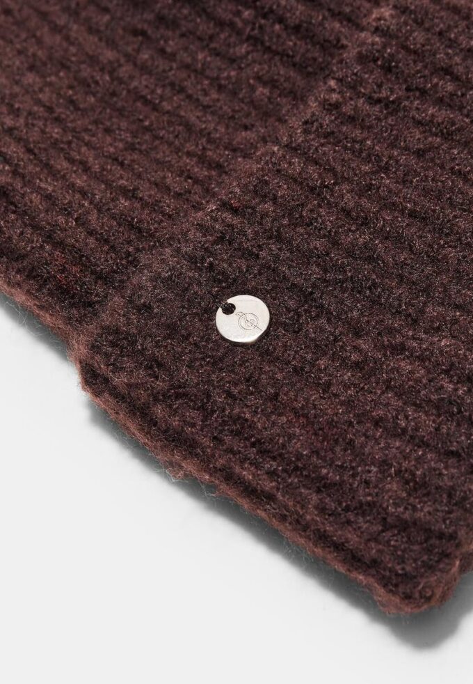 Ribbed Beanie with Plaque