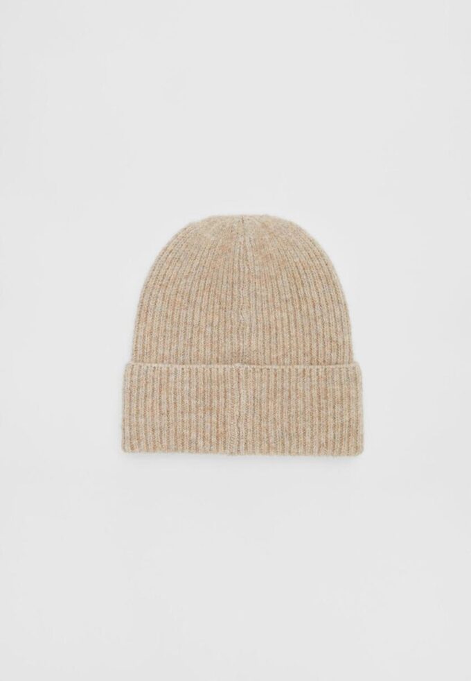 Ribbed Beanie with Plaque