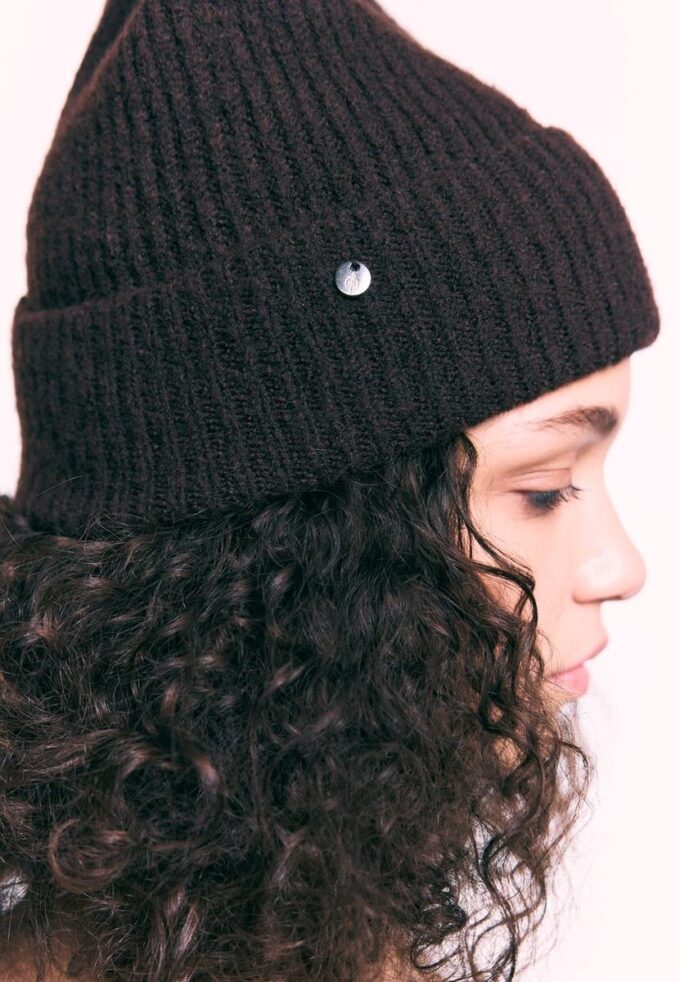 Ribbed Beanie with Plaque