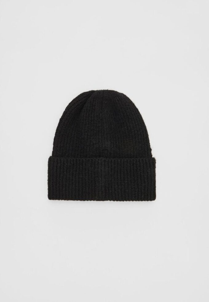 Ribbed Beanie with Plaque