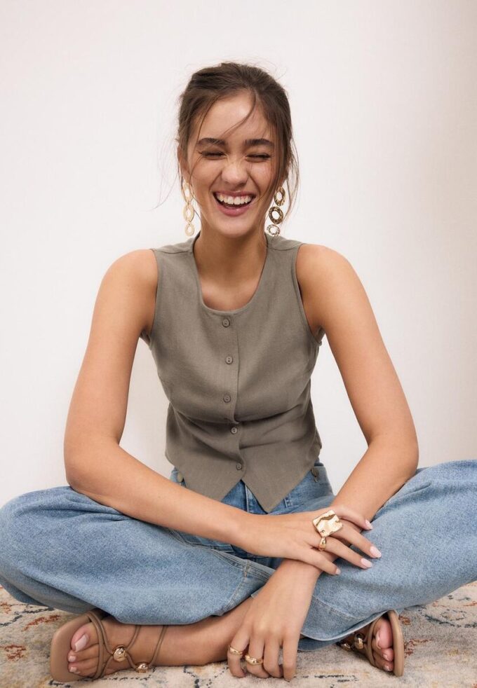 Sleeveless Buttoned Top