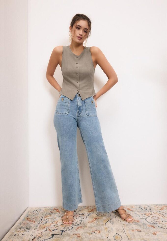 Sleeveless Buttoned Top