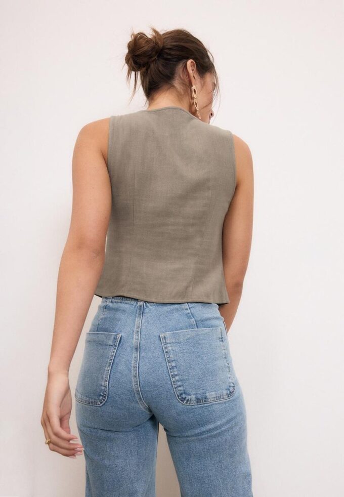 Sleeveless Buttoned Top
