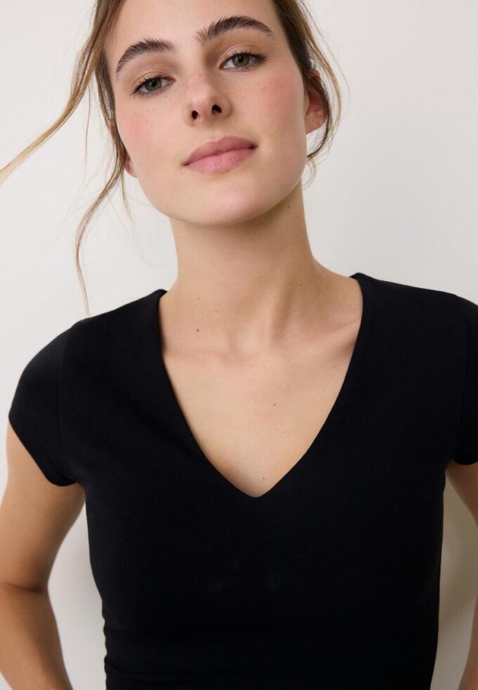 V-Neck Short Sleeve T-Shirt V-Neck Short Sleeve T-Shirt