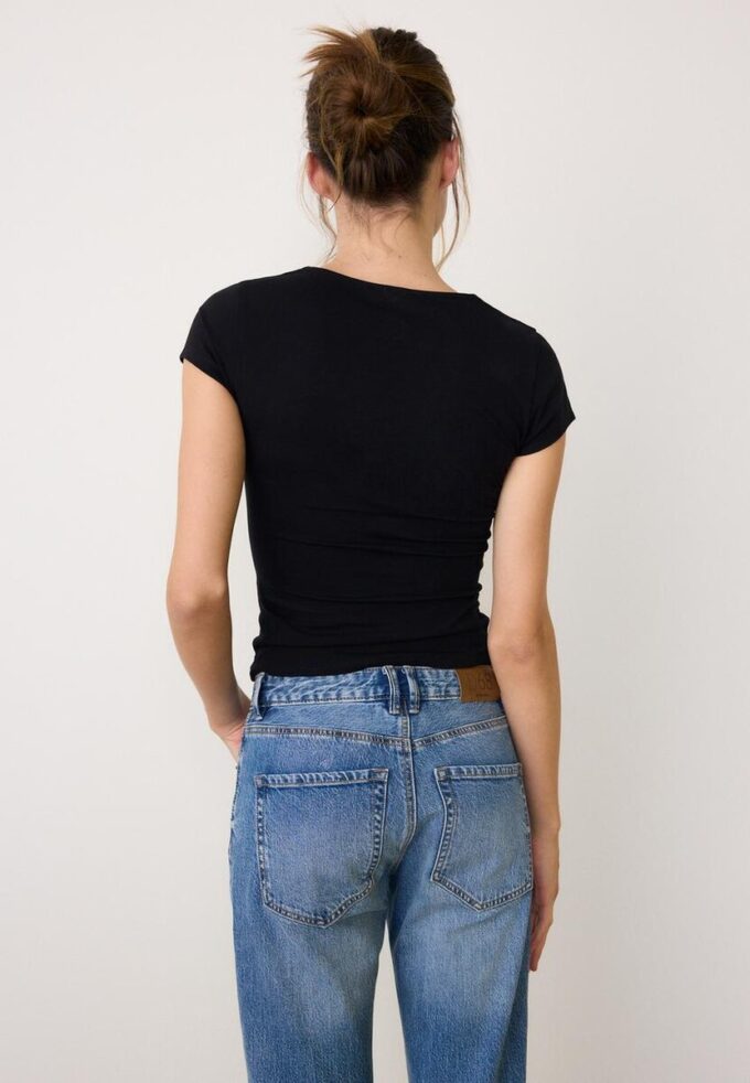 V-Neck Short Sleeve T-Shirt V-Neck Short Sleeve T-Shirt